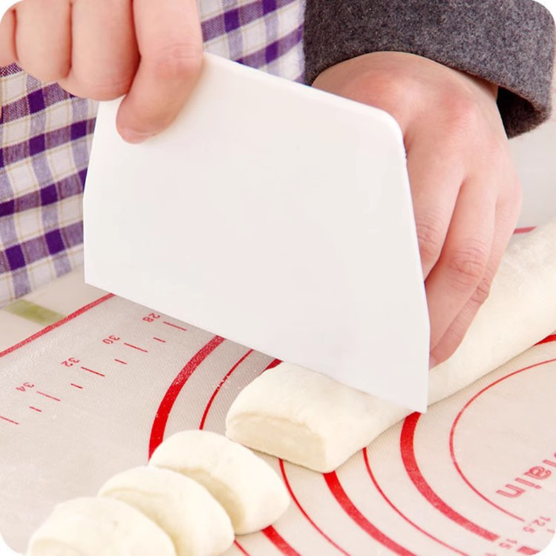 Bench Scraper Dough - 1 stücke nützliche gebogene Creme Spatel